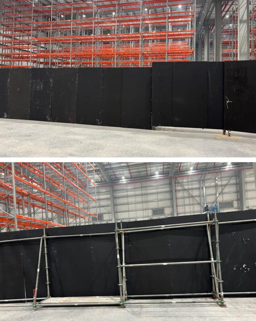Montaje de cerramientos modulares ciegos para delimitar áreas en eventos